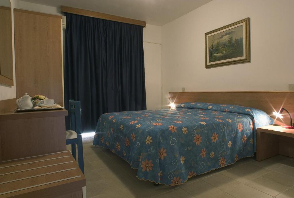 Hotel Santa Cruz لينانو سابيادورو الغرفة الصورة