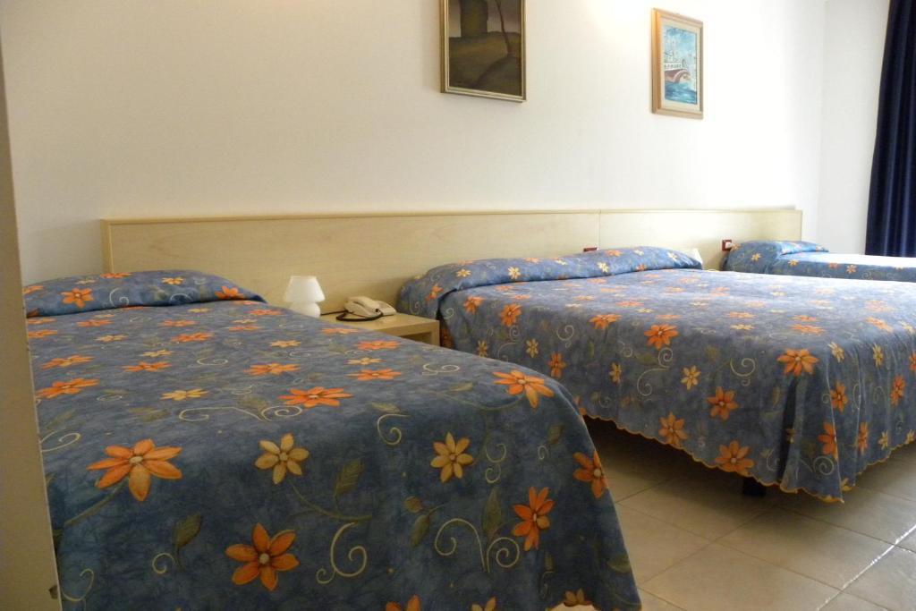 Hotel Santa Cruz لينانو سابيادورو الغرفة الصورة